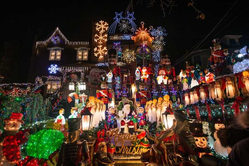 Casa decorada com muitas luzes e adornos natalinos em Nova York