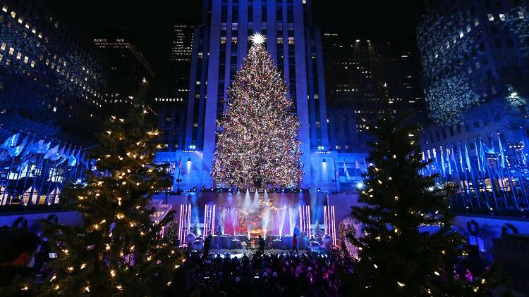 Árvore de Natal na Rockefeller Center acessa em Nova York