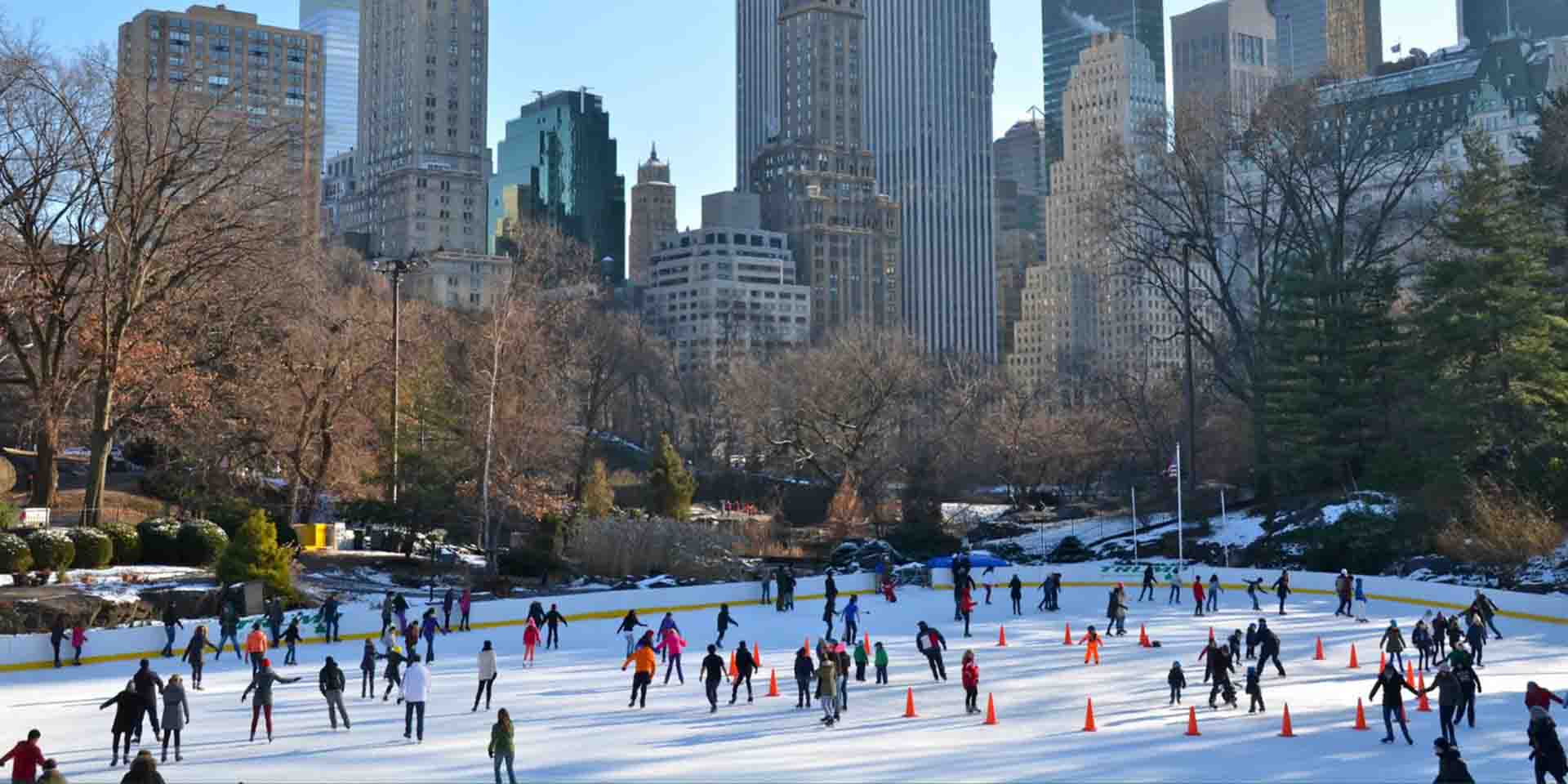Pessoas patinando no gelo em parque em Nova York durante o inverno
