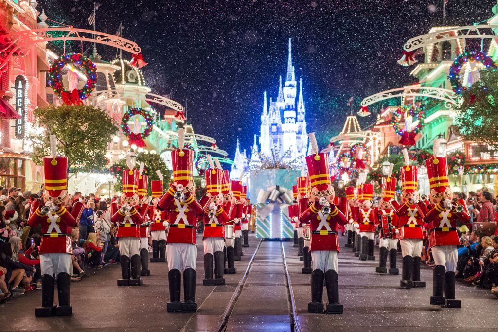 DEsfile de bonecos de chumbo durante o Natal, em parque da Disney em Orlando